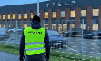 Un gréviste devant l'usine Tesla
