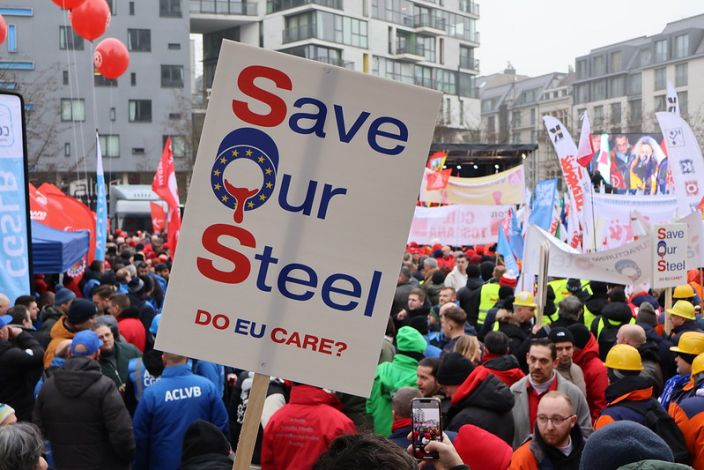 Pancarte "Sauvez notre acier" lors de la manifestation d'industriAll Europe à Bruxelles le 5 février 2025