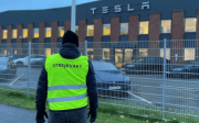 Un gréviste devant l'usine Tesla